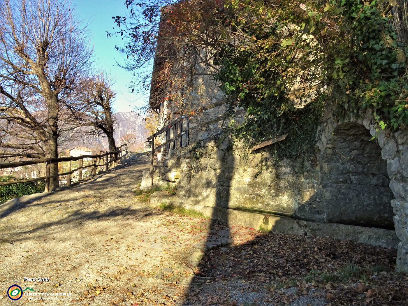 43 Antica casa contadina con sorgente d'acqua .JPG